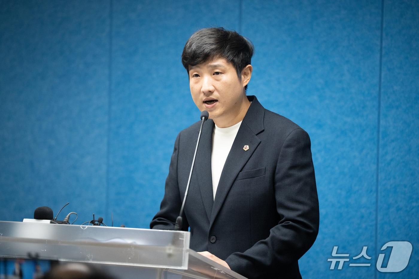 본문 이미지 - 인천시의회 더불어민주당 조성민 시의원(남동4)이 9일 인천시청 브리핑룸에서 기자회견을 하고 있다.(인천시의회 제공. 재배포 및 DB금지)2026.9.9/뉴스1