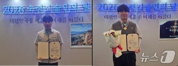 본문 이미지 - 광주소프트웨어마이스터고 김지훈(왼쪽)·순천공고 박성현 학생이 '기특한 명장'에 선정된 뒤 기념사진을 촬영하고 있다.(전남광주통합특별시교육청 제공. 재판매 및 DB 금지)/뉴스1 