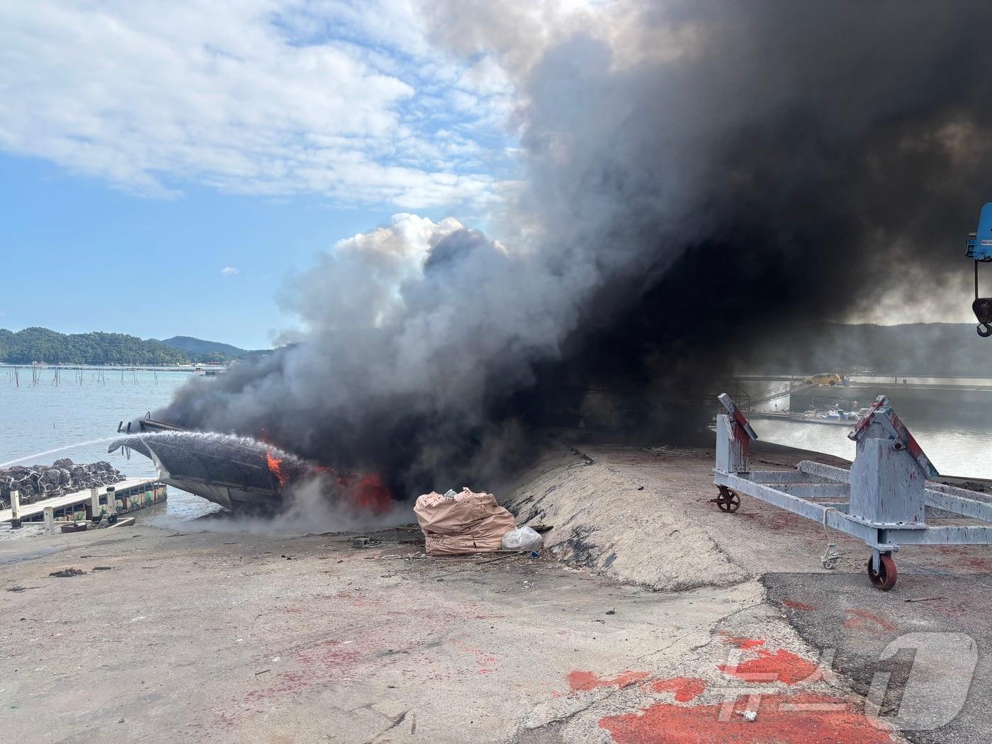 본문 이미지 - 9일 오후 3시 38분쯤 전남광주 강진군 마량면 마량리의 한 항구에 정박해 있던 선박에서 불이 났다.(전남광주통합소방본부 제공. 재판매 및 DB금지)