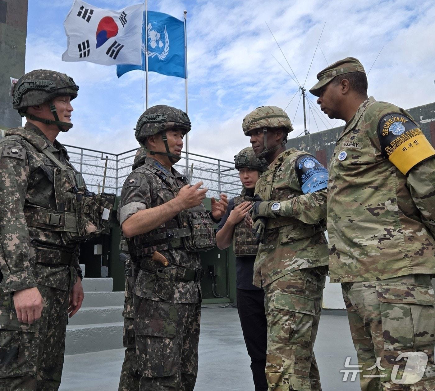 본문 이미지 - 진영승 합동참모의장(공군 대장)은 9일 제이비어 브런슨 주한미군사령관 겸 유엔군사령관(육군 대장)과 동부전선 감시초소(GP)를 방문해 비무장지대(DMZ) 작전 상황을 확인했다. 2026.9.9./ⓒ 뉴스1(합동참모본부 제공)
