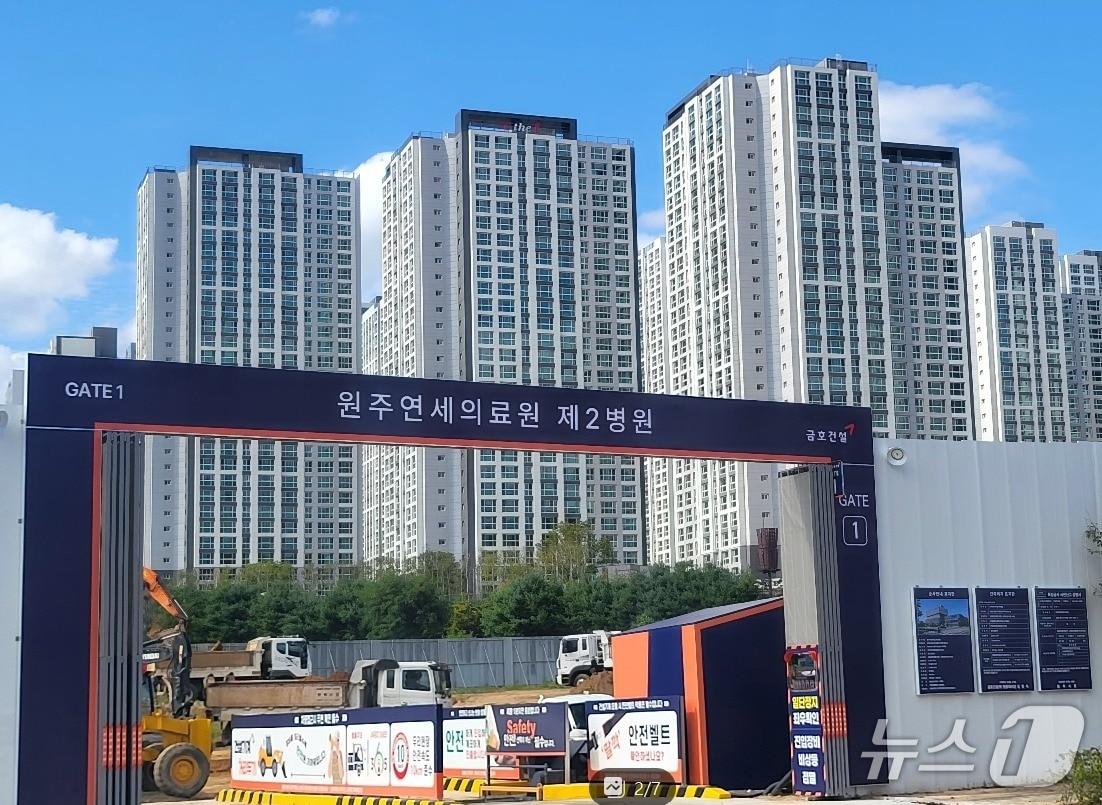 본문 이미지 - 강원 원주연세의료원이 지난 1일부터 원주기업도시 내 지정면 가곡리에서 제2병원 건설을 시작한 가운데, 9일 건설 현장에서 기초 공사가 진행되고 있다. 2026.9.9/뉴스1 신관호 기자