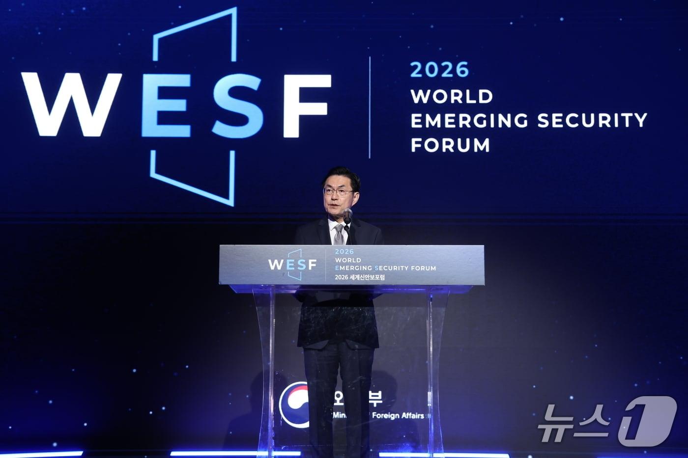 본문 이미지 - 9일 열린 '2026 세계신안보포럼'(WESF)에서 정연두 외교부 외교전략정보본부장이 개회사를 하는 모습 (외교부 제공)