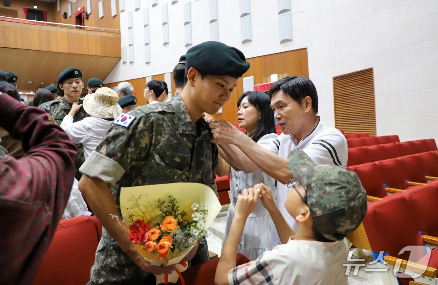 본문 이미지 - 육군은 9일 전남 장성 육군보병학교에서 김규하(대장) 육군참모총장 주관으로 제2기 예비역 하사 임용식을 개최했다. 사진은 신임 예비역 하사에게 가족들이 계급장을 달아주는 모습. 2026.9.9./ⓒ 뉴스1(육군 제공)