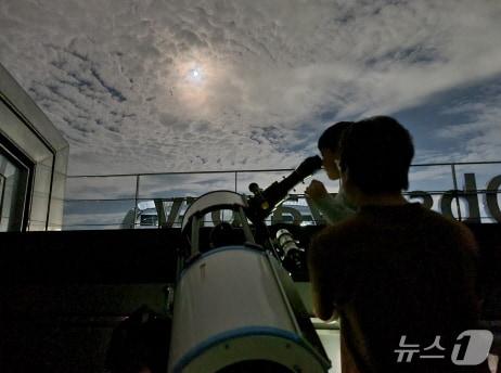 본문 이미지 - 2025년 열린 '추석맞이 야간 천체관측 프로그램'에서 한 어린이가 보름달을 관측하고 있다.(국립광주과학관 제공, 재판매 및 DB 금지)/뉴스1 