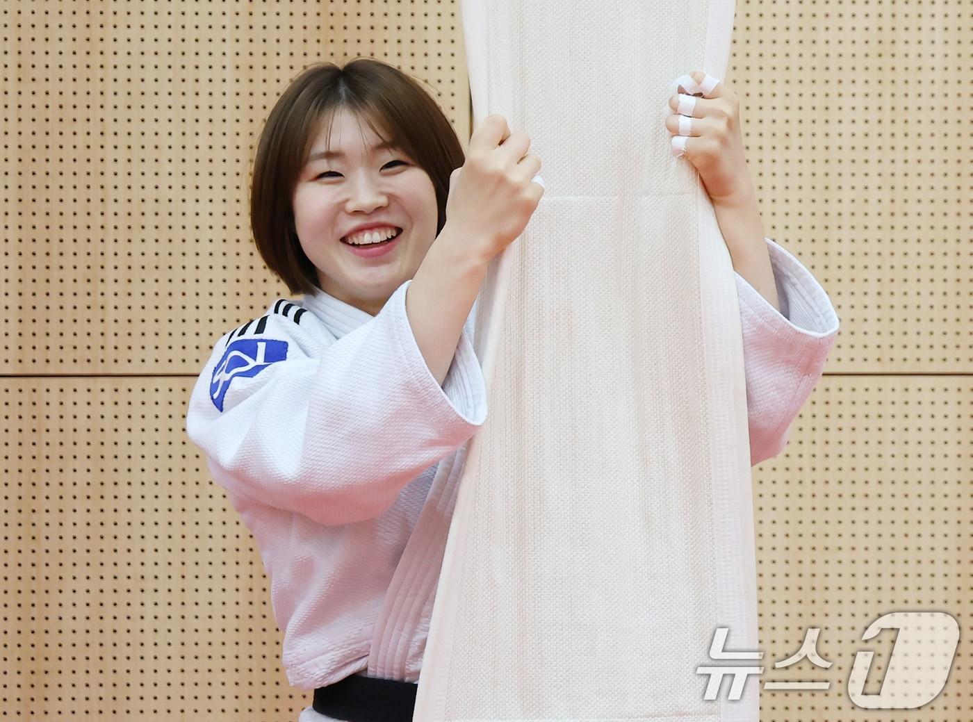 본문 이미지 - 유도 국가대표 허미미가 9일 충북 진천선수촌에서 열린 2026 아이치-나고야 아시아게임 유도 국가대표 미디어데이에서 미소를 보이고 있다. 2026.9.9 ⓒ 뉴스1 김민지 기자