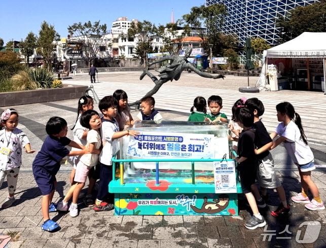 본문 이미지 - 전주 완산구 풍남문 광장에 설치된 대형얼음.(전주시 제공, 재판매 및 DB 금지)./뉴스1