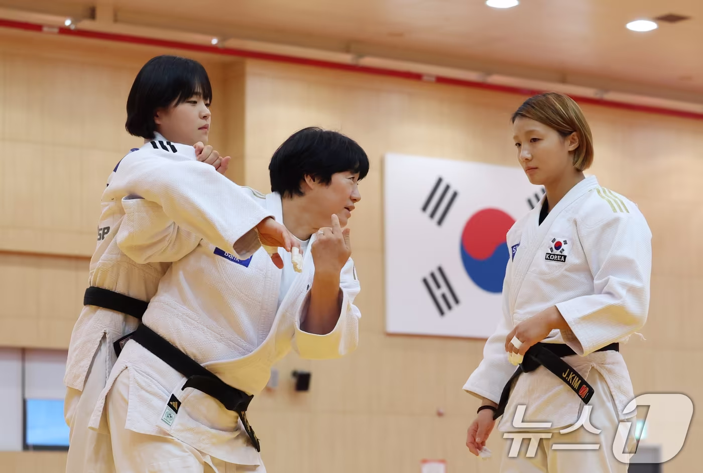 본문 이미지 - 9일 충북 진천선수촌에서 열린 2026 아이치-나고야 아시아게임 유도 국가대표 미디어데이에서 공개 훈련에서 정성숙 감독이 김지수와 신유나를 지도하고 있다. 2026.9.9 ⓒ 뉴스1 김민지 기자