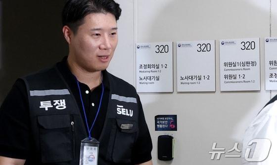 본문 이미지 - 최승호 삼성전자 초기업노동조합 삼성전자지부 위원장이 정부세종청사 중앙노동위원회에서 회의장을 나가고 있다./뉴스1 김기남 기자