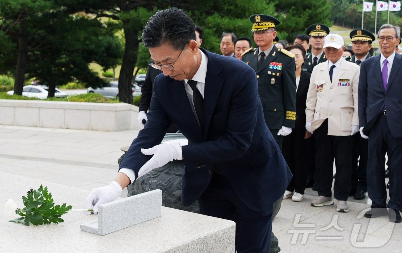 본문 이미지 - 9일 국립영천호국원에서 열린 제76주년 영천대첩 기념행사에서 김병삼 영천시장이 참전용사들의 희생과 헌신을 기리며 헌화하고 있다.(영천시 제공. 재판매 및 DB금지) ⓒ 뉴스1 정우용 기자