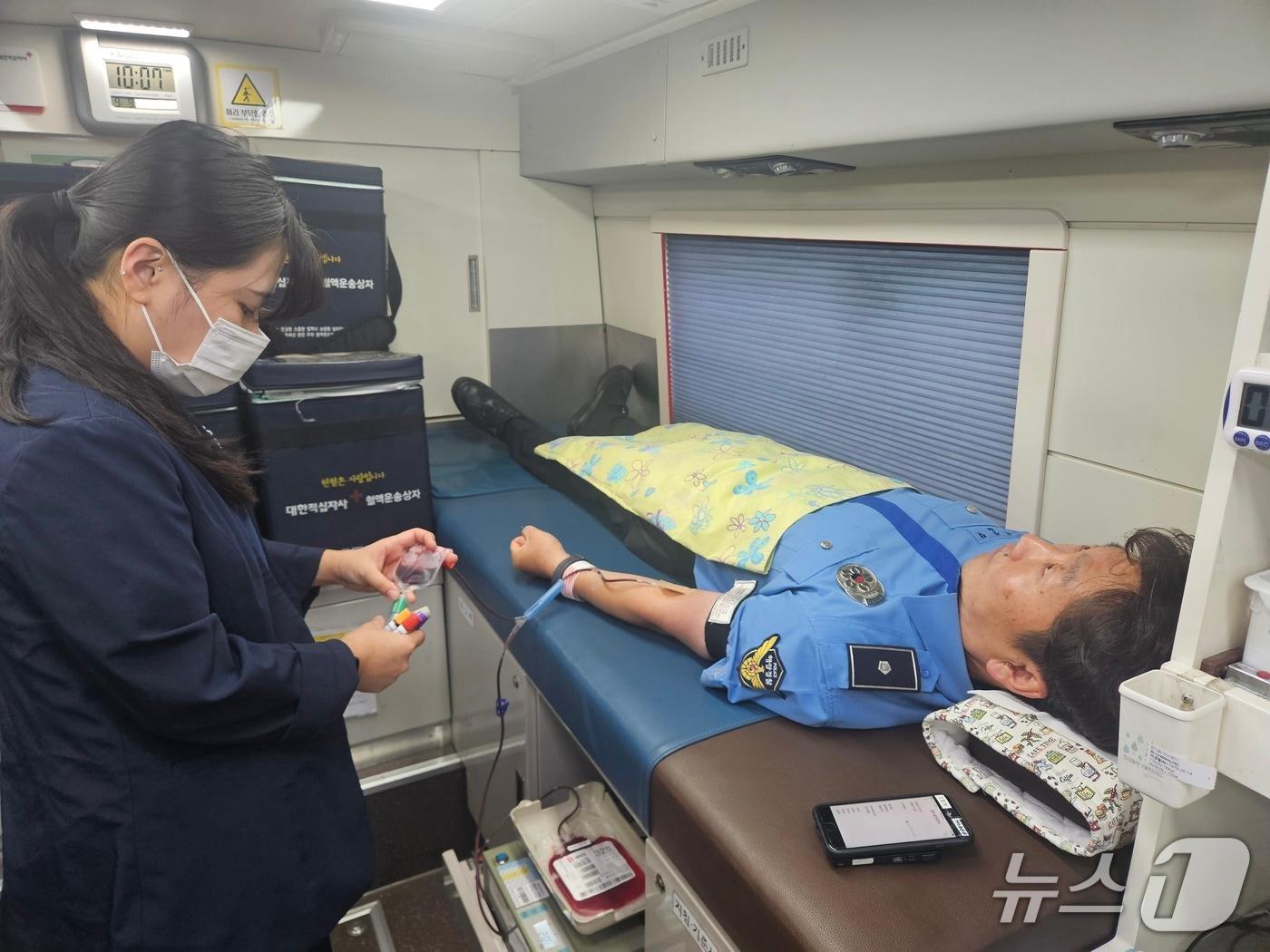 본문 이미지 - 해양경찰의 날을 하루 앞둔 9일 사랑의 헌혈에 동참 중인 속초해경 경촬관.(속초해경 제공, 재판매 및 DB 금지) 2026.9.9/뉴스1