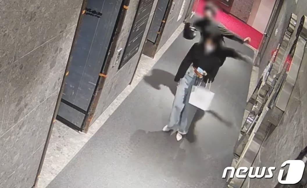 본문 이미지 - '부산 돌려차기' 사건 당시 가해 남성 이 모 씨가 피해자를 발로 차고 있다.(피해자 김진주 씨(가명) 제공. 재판매 및 DB 금지)