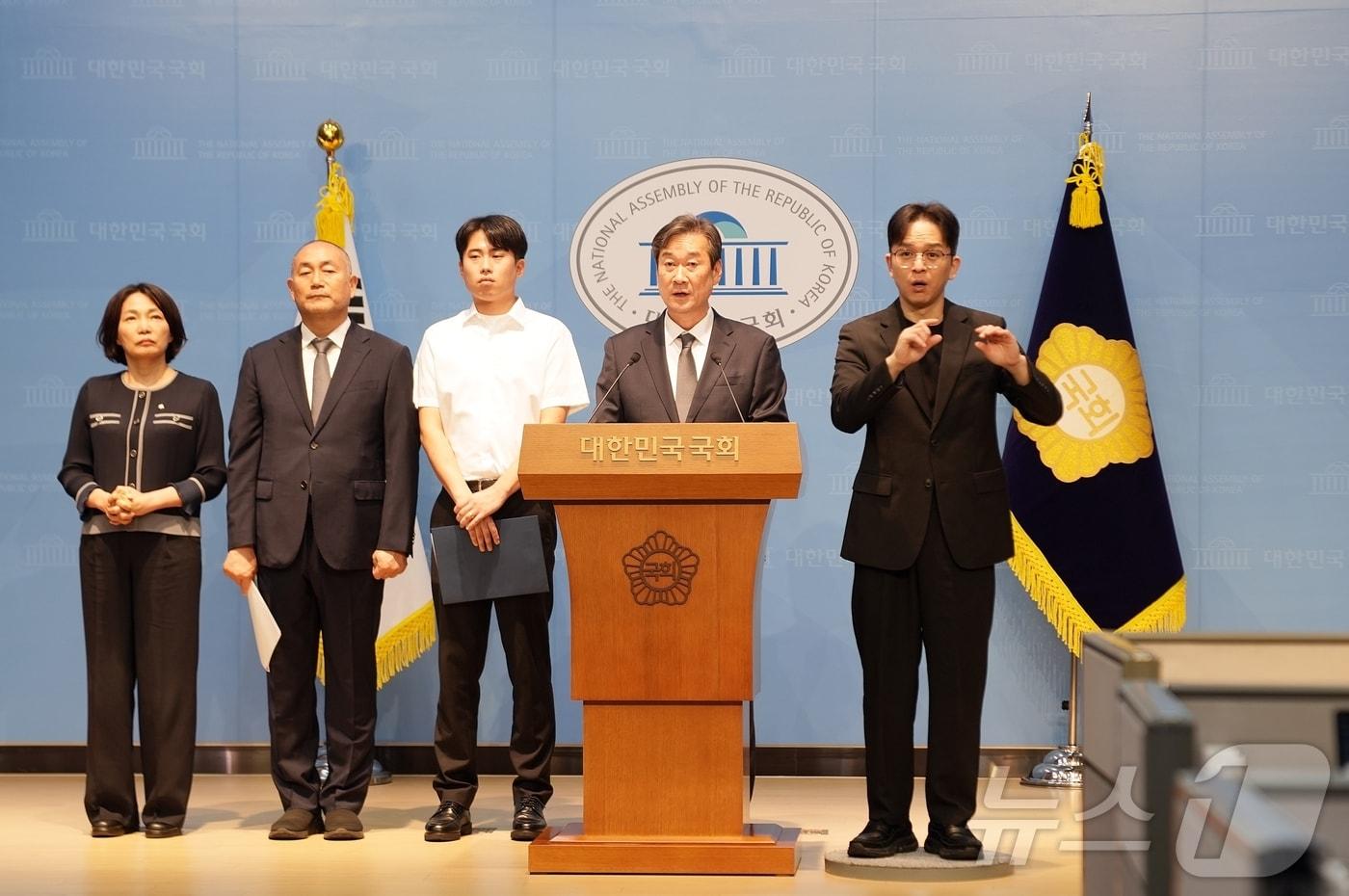 본문 이미지 - 송하철 국립목포대 총장이 9일 국회에서 기자회견을 갖고 전남광주통합특별시가 주도한 국립의대 후보대학 선정 심사의 공정성 문제를 제기했다. (목포대 제공. 재판매 및 DB금지) ⓒ 뉴스1 