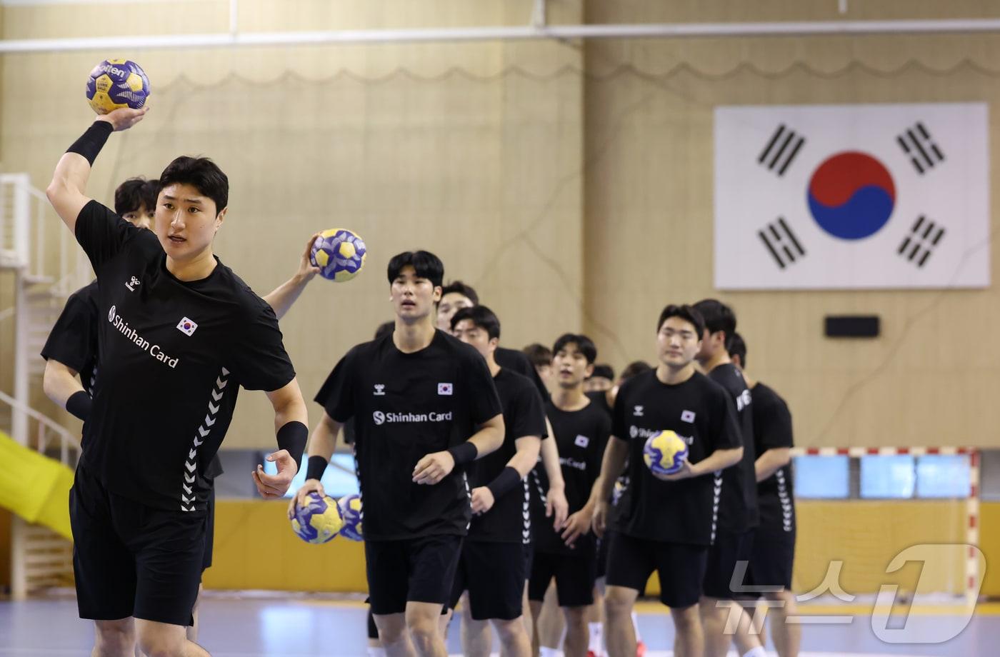 본문 이미지 - 9일 충북 진천선수촌에서 열린 2026 아이치-나고야 아시아게임 핸드볼 남자 국가대표 미디어데이에서 선수들이 훈련하고 있다. 2026.9.9 ⓒ 뉴스1 김민지 기자