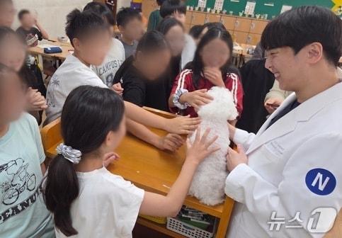 본문 이미지 - 윤일용 넬동물의료센터 대표원장이 동물 생명존중 교육 일일 강사로 참여하고 있다(넬동물의료센터 제공). ⓒ 뉴스1