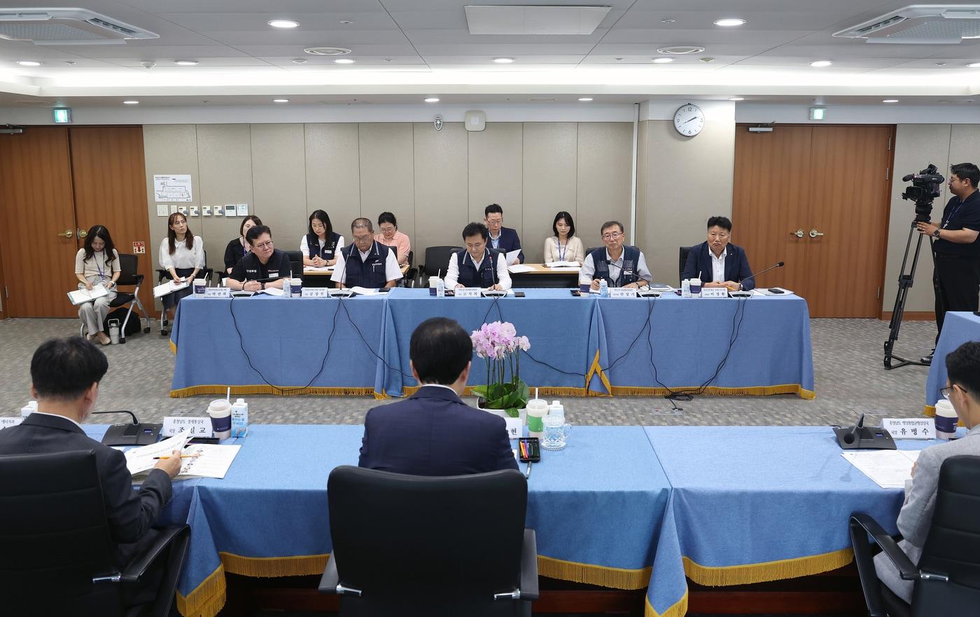 본문 이미지 - '발전공기업 통합 본사 충남 유치 업무협약' 체결식 모습.(충도 제공. 재판매 및 DB금지)/뉴스1
