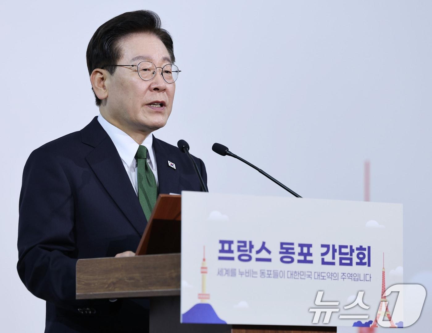 본문 이미지 - 프랑스를 국빈 방문 중인 이재명 대통령이 9일(현지시간) 파리 한 호텔에서 열린 동포 오찬간담회에서 인사말을 하고 있다. 2026.9.9 ⓒ 뉴스1 이재명 기자
