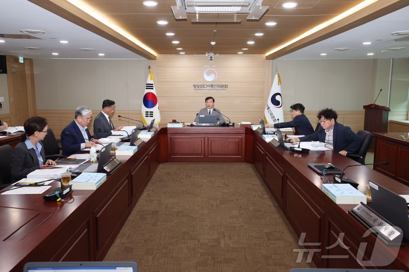 본문 이미지 - 김종철 방송미디어통신위원장이 전체회의를 하는 모습. ⓒ 뉴스1