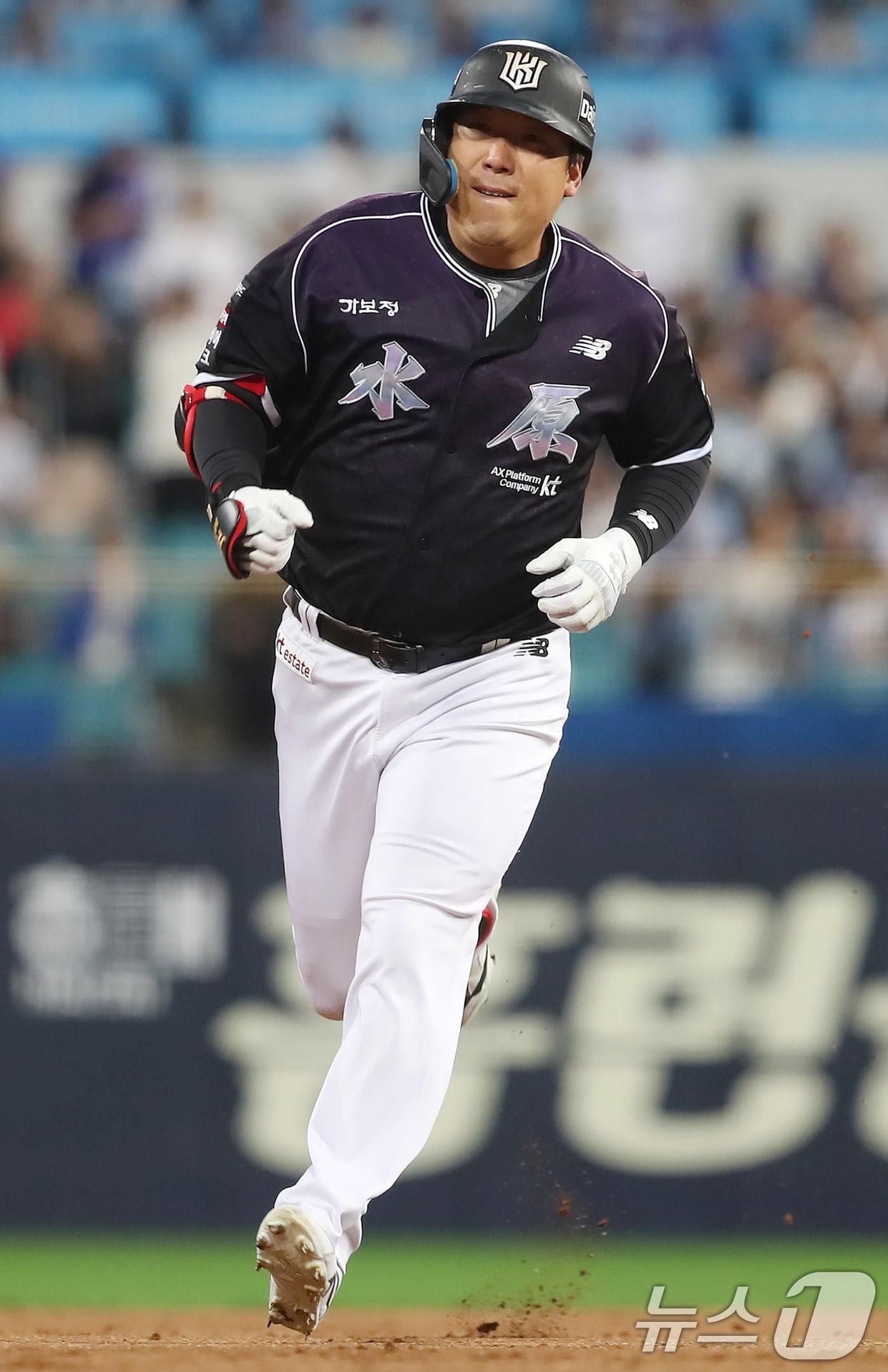 본문 이미지 - 9일 오후 대구 삼성라이온즈파크에서 열린 프로야구 '2026 신한은행 SOL KBO리그' KT 위즈와 삼성 라이온즈의 경기, 6회초 2사 1루 상황 KT 김현수가 우월 2점 홈런을 터뜨린 뒤 그라운드를 달리고 있다. 2026.9.9 ⓒ 뉴스1 공정식 기자