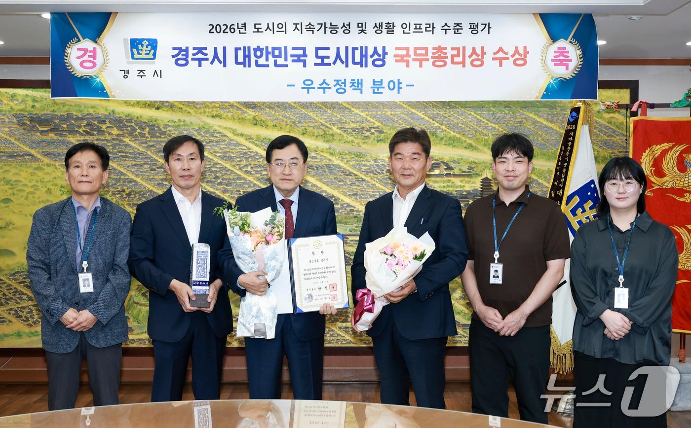 본문 이미지 - 9일 주낙영 경주시장이 시장실에서 관계 공무원들과 ‘2026년 대한민국 도시대상’ 국무총리상 수상을 기념하며 기념촬영을 하고 있다.(경주시 제공. 재판매 및 DB 금지)2026.9.9/뉴스1