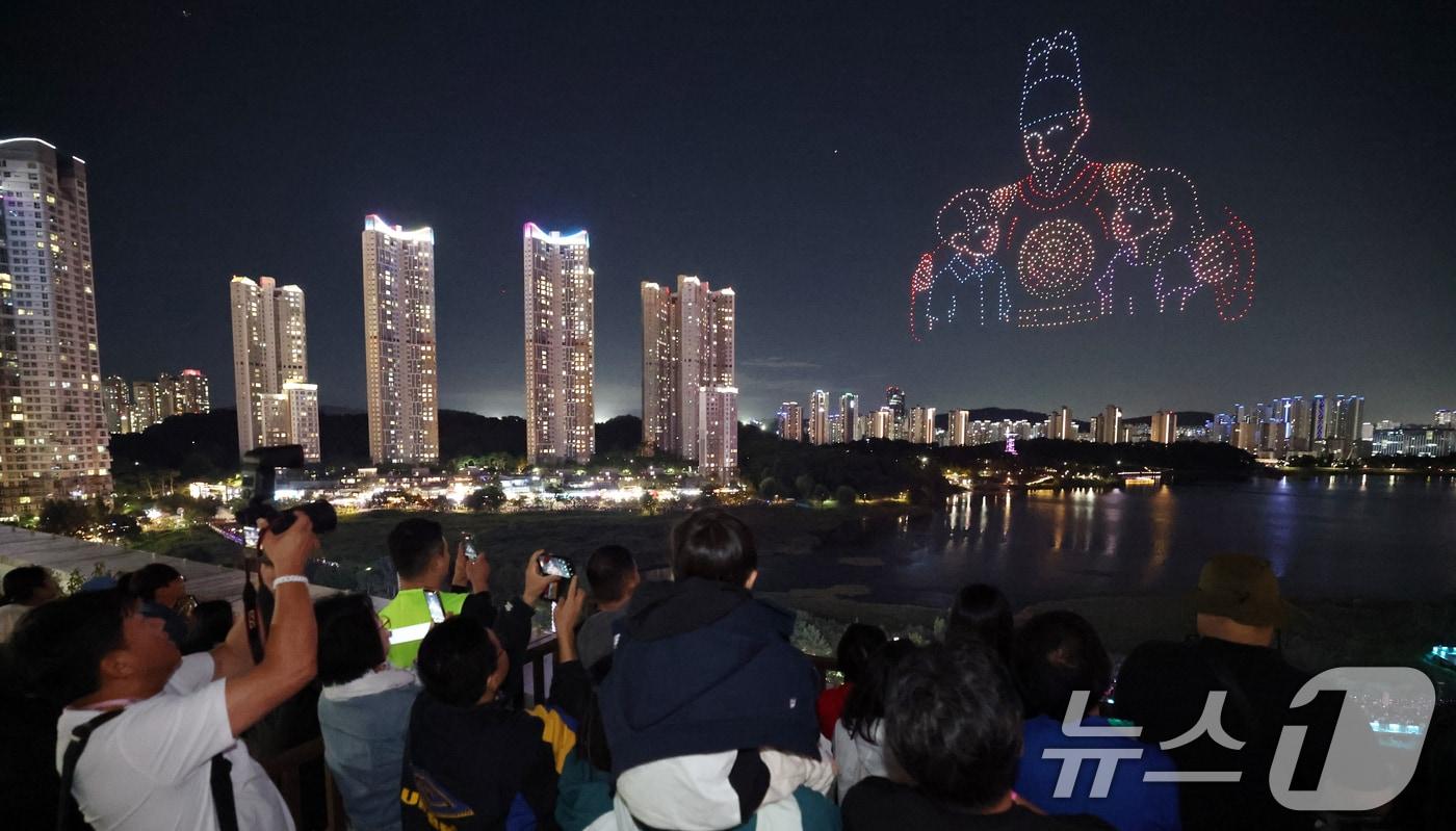 본문 이미지 - '2026 수원 드론·불꽃 축제'가 열린 9일 경기 수원시 영통구 광교호수공원 일원에서 드론·불꽃쇼가 진행되고 있다. '수원의 밤, 빛으로 피어나다'를 주제로 열린 이번 축제는 수원화성 축성 230주년의 의미를 담아 수원의 역사와 현재, 미래를 드론과 불꽃으로 표현했다. 2026.9.9 ⓒ 뉴스1 김영운 기자