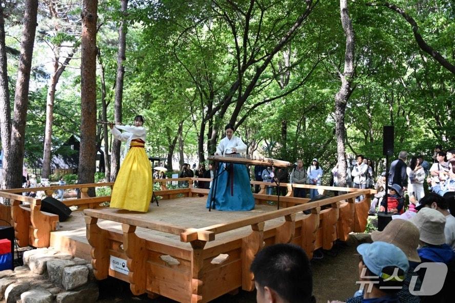 본문 이미지 - '헤리티지정원 쉼표 음악회' 공연장면 (제공=국가유산청)/뉴스1