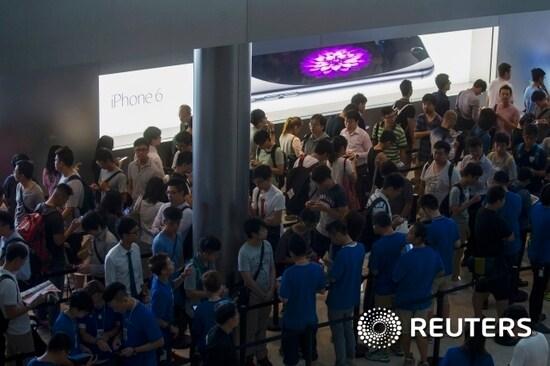본문 이미지 -  소비자들이 아이폰6 및 아이폰6플러스를 사기 위해 홍콩 내 애플 매장 밖에서 줄을 서고 있다. ⓒ로이터=뉴스1