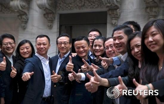 본문 이미지 - 알리바바 창업자 마윈(가운데)와 루자오시 알리바바 CEO(왼쪽에서 세번째), 차이충신 알리바바 부회장(왼쪽에서 네번째), 펑레이 CHO(왼쪽에서 여섯번째). 