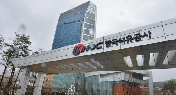 호르무즈 위기 속 90만배럴 비축유 해외로…석유공사 감사