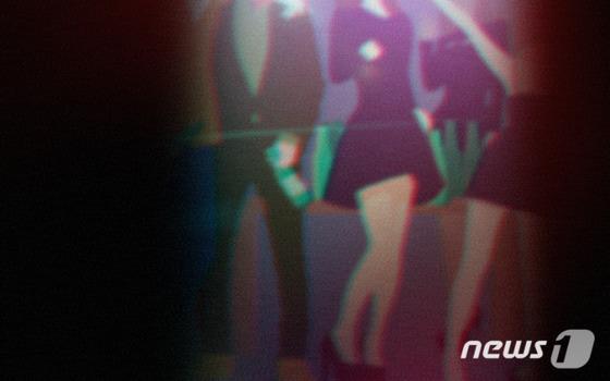 성매매 여성 "유럽 여행 중인데 지원금 겨우 월 540"