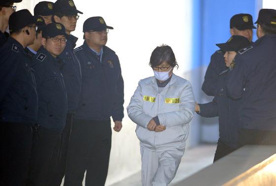 최순실, 尹·한동훈에 손배소 제기…"태블릿PC 사용 안 해"