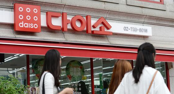 "바람막이가 5000원"…뷰티 이어 패션 공략 '공룡' 다이소