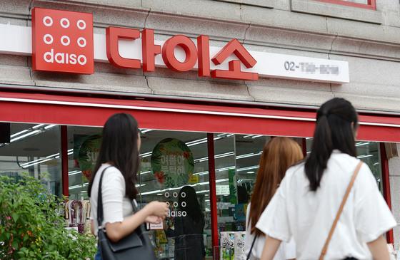 "바람막이가 5000원"…뷰티 이어 패션 공략 '공룡' 다이소