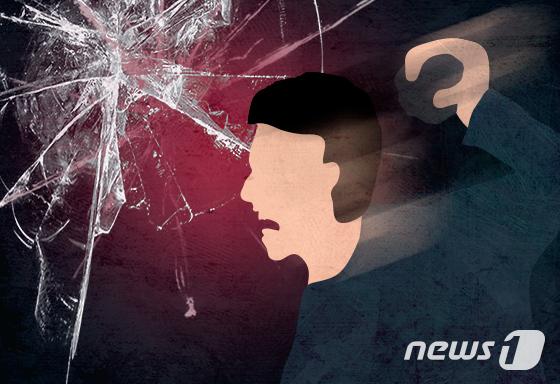 어머니 폭행 막자 되레 '분노'…돌멩이로 현관 부순 40대