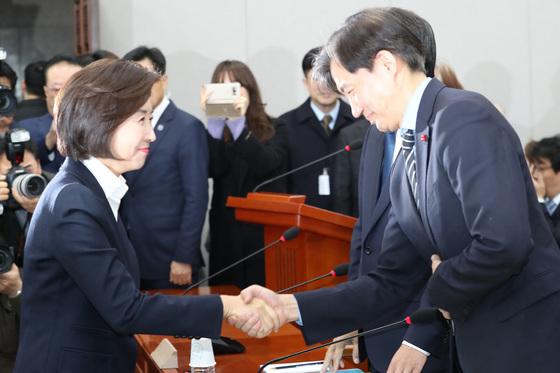조국 "尹여동생 나경원, 천정궁 갔지?"→ 羅 "딸 면세점 입점 특혜였지?"