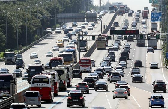 재정고속도로 통행료 한 달 면제…버스·심야 화물차 대상