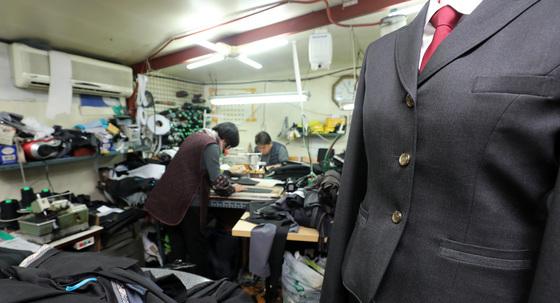 '교복값 바로잡기' 칼 빼든 정부…교복업계 지형 흔들리나