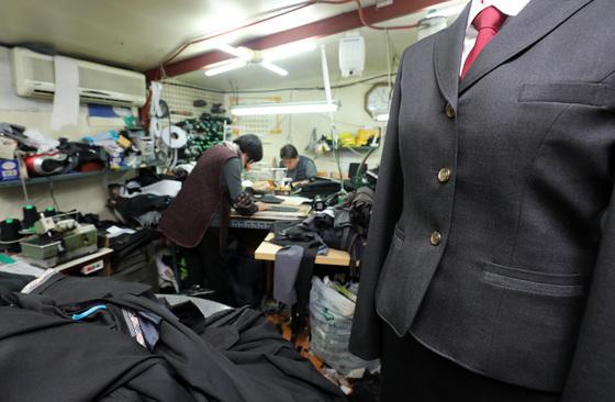 '교복값 바로잡기' 칼 빼든 정부…교복업계 지형 흔들리나