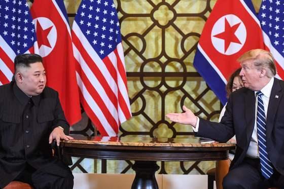 NYT "이란전 수렁 갇힌 트럼프, 다시 김정은에 눈 돌려"