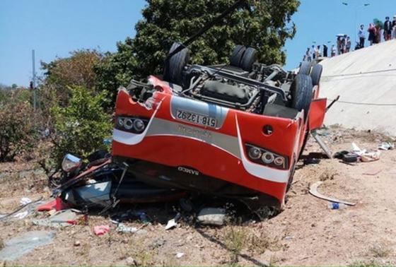 베트남 북부 산악도로 29인승 버스 전복 사고…최소 7명 사망