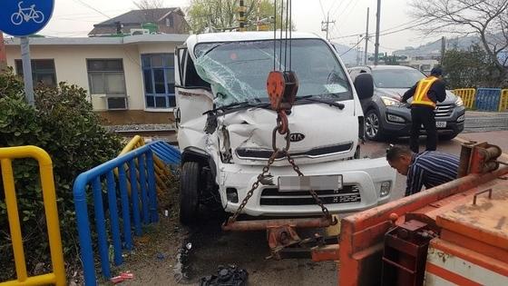 철길 건널목에 갇힌 SUV 운전자…열차와 충돌 직전 극적 탈출