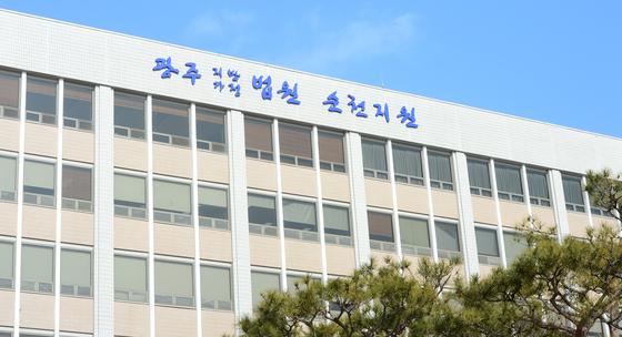 귀에 입김 불고 엉덩이 움켜쥐고…전직 교사, 벌금 500만원