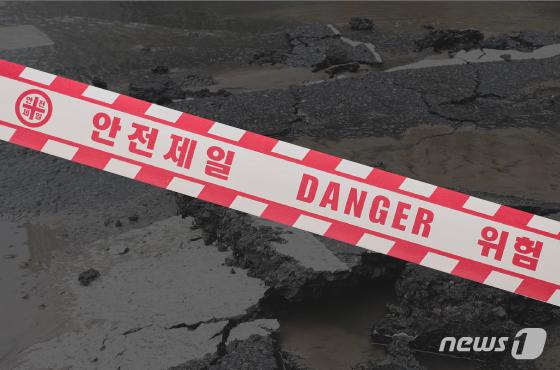 광주 동구 서방사거리 상수도 누수…직경 1m 포트홀 복구 중