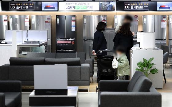 '칩플레이션' 후폭풍, 디스플레이·센서 '가격 인하' 요구 직면