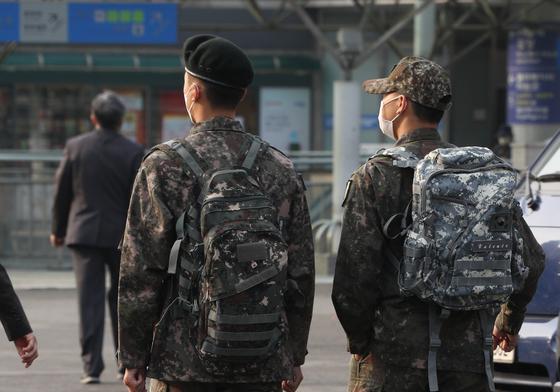 군필자 '2호봉 가산' 제동 건 법원…"승진에 영향 주면 성차별" 