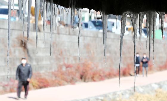 계룡 -13.5도…대전·충남 아침 기온 -10도 안팎 '맹추위'