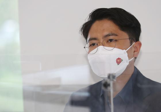 [청와대路]현직 정무수석 '저격'한 靑 前비서관…이철희 어떤 표현이