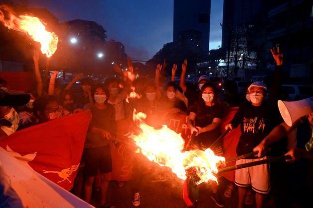 미얀마 군부 호송 차량, 양곤 인근서 폭탄 공격 받아 
