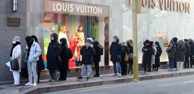 외식 줄이고 초저가 찾는데, 명품 매장은 오픈런…고물가 속 소비 양극화