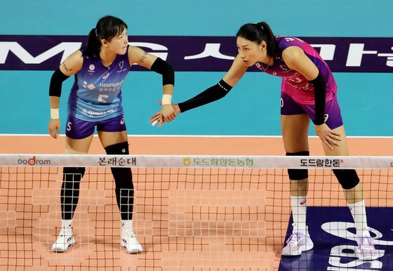 코트 떠나는 디그여왕 김해란 "정말 수고 많았다, 내 무릎아"