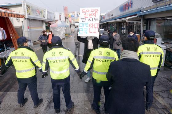 與 "꿀릴게 없다, 이참에 통일특검서 신천지 의혹도 수사하자"